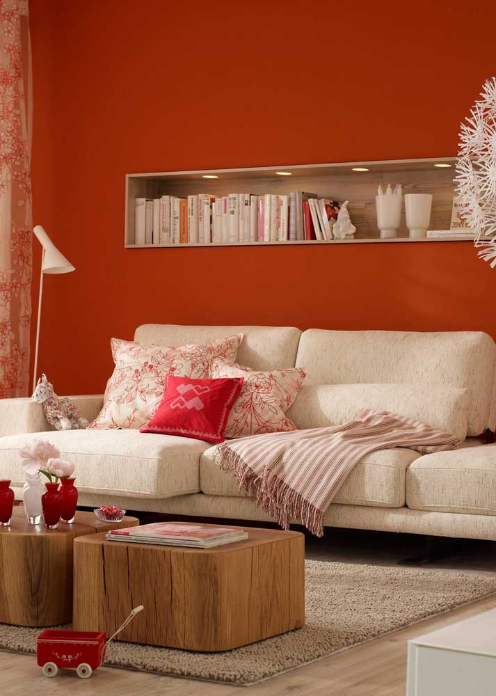 Red room with wooden details. The perfect combination for those who want comfort