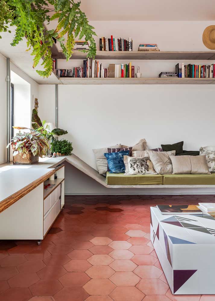 Here, the red floor, in retro style, brings a touch of incredible nostalgia to the room