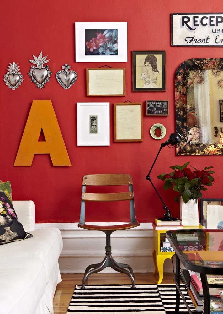 Room with red wall, super contemporary, decorated with paintings