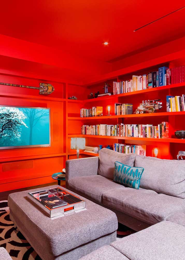 Room with red wall and ceiling. Topa?