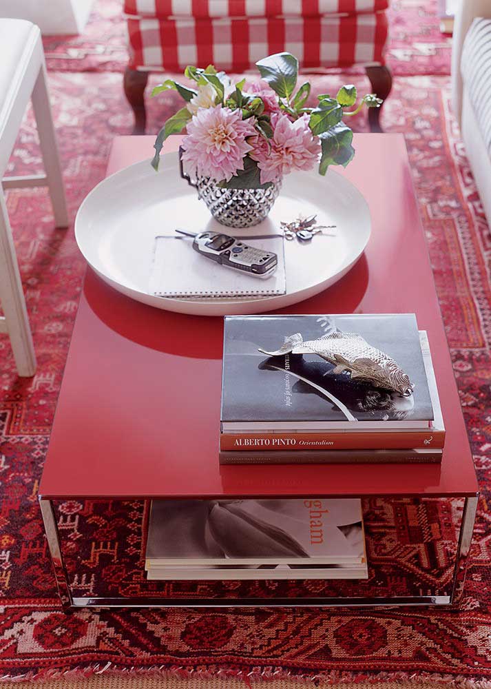 Red carpet and table in contrast to white details