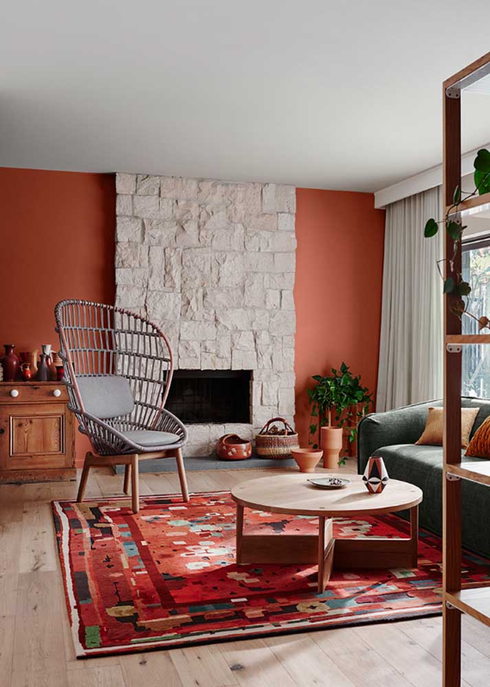 Rustic red room. The feeling of comfort is even more pronounced with the presence of elements in wood and stone