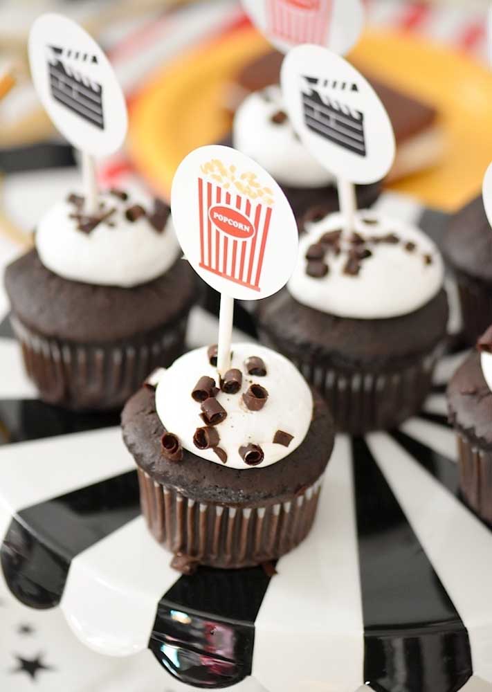 Chocolate cupcakes: simple and inexpensive option for the cinema party