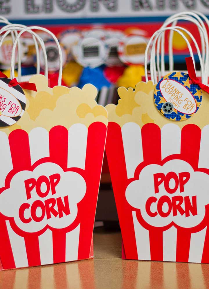 Movie party souvenirs: bags in the shape of a popcorn bag