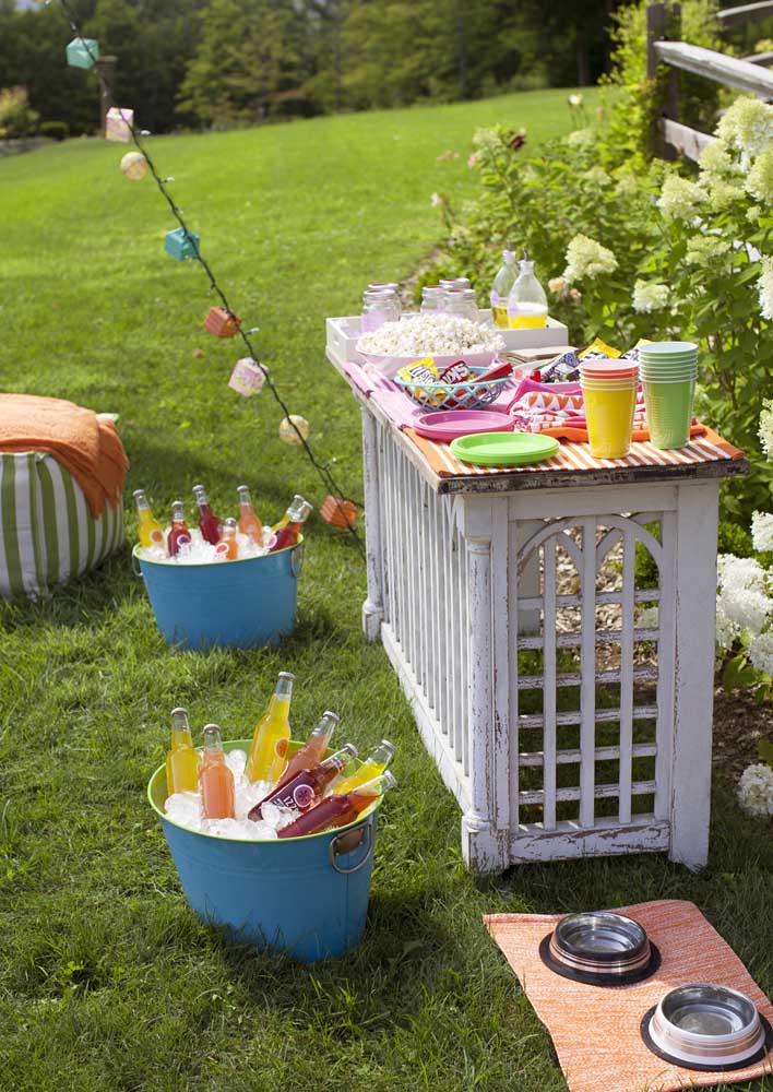 The open-air cinema party also features a table of snacks and drinks, as if it were a picnic