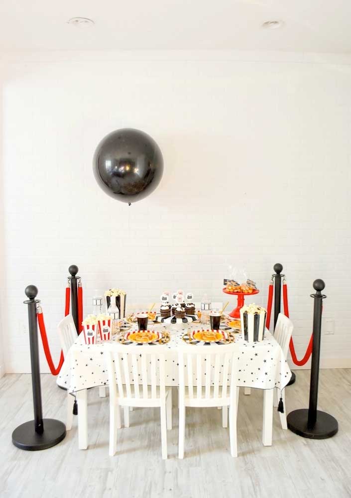 Simple cinema party decorated with typical elements 