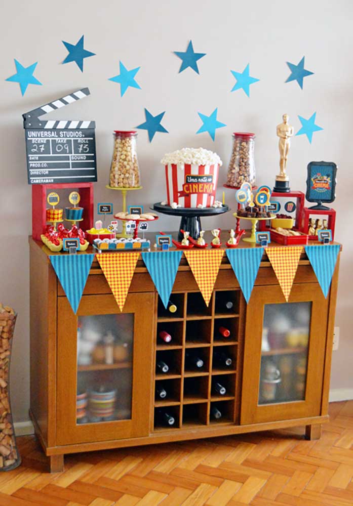 Children's cinema party organized on top of the sideboard