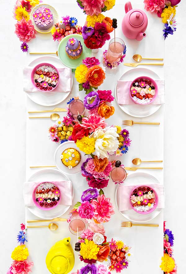 Colorful and tropical table arrangement