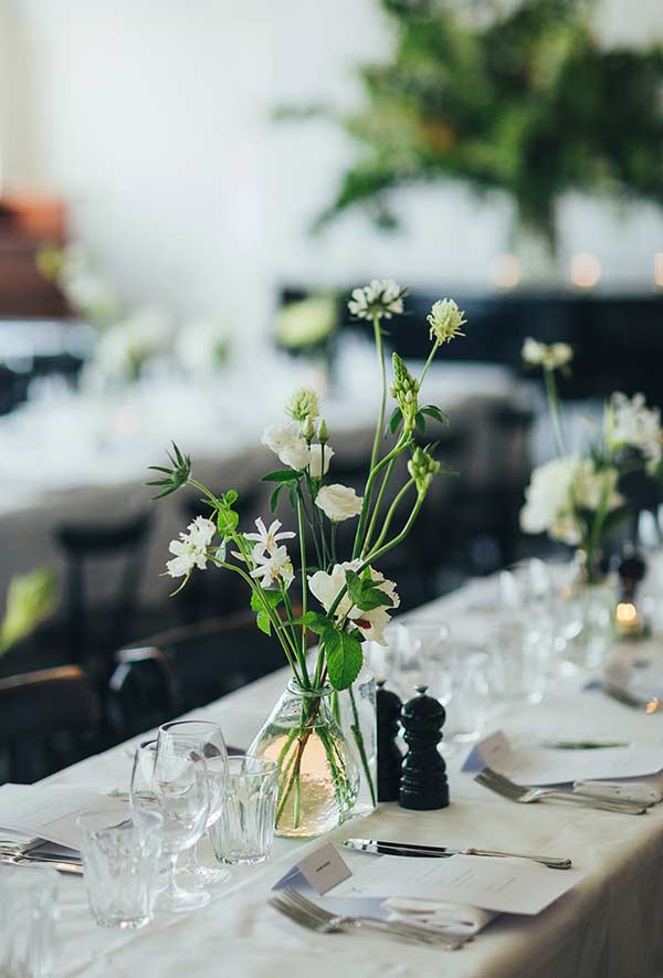 Table flower arrangement with the strong presence of green on the stem
