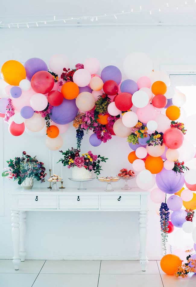 Flower arrangements in decoration with balloons for party