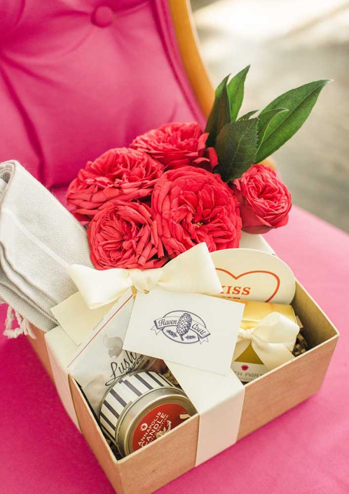 Surprise box with flowers and chocolate: good choice for Mother's Day or as a gift for a friend