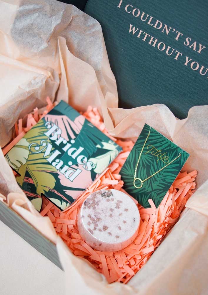 The surprise box can also be a great wedding invitation for groomsmen, bridesmaids and bridesmaids