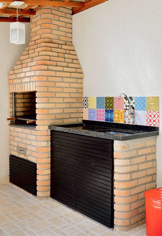 Here, the brick barbecue was built together with the sink that uses in its structure the same material as the barbecue