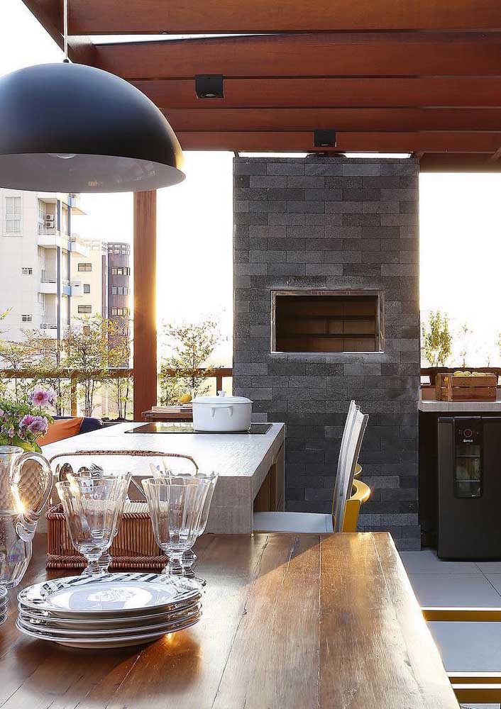 Gray brick barbecue to match the modern style of the gourmet space