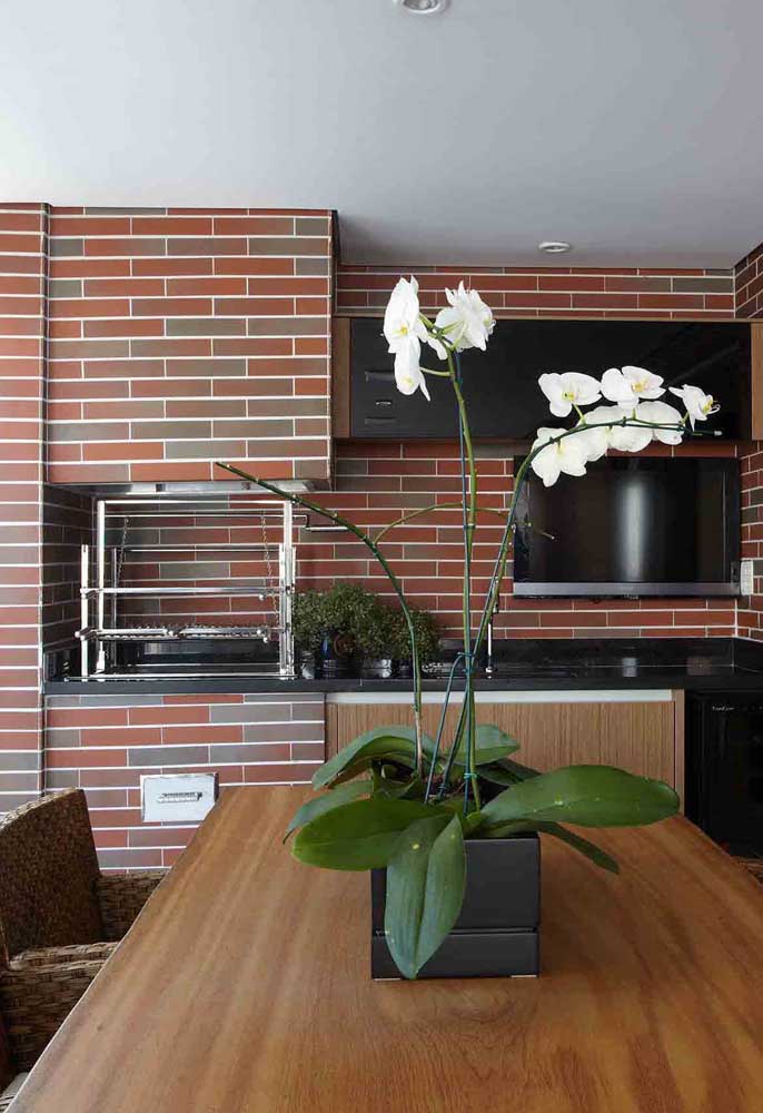 Masonry barbecue lined with ceramic imitating bricks; highlight for built-in sink