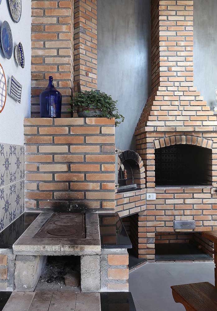 The construction of brick grills can make good use of the space available; here, it was planned in a corner format