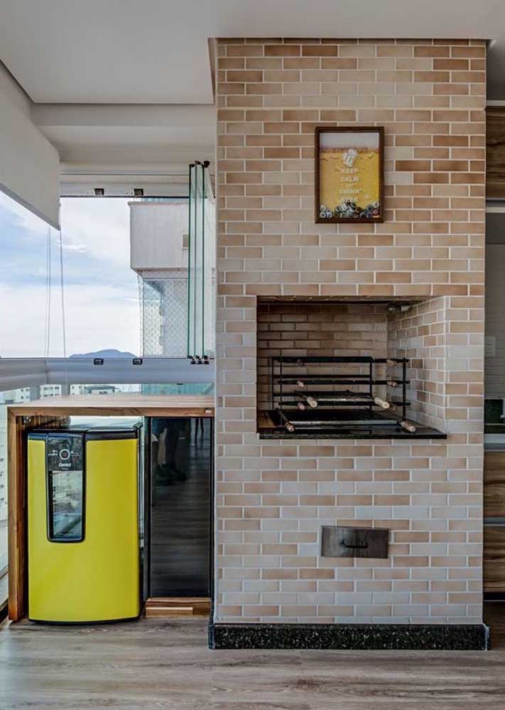 This terrace gained a gourmet area with brick barbecue next to the wooden counter