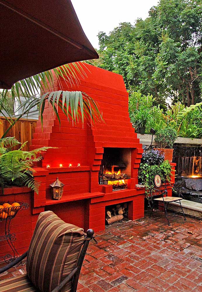 This barbecue grill rocked the reddish look of the bricks, perfectly matching the style of the space 