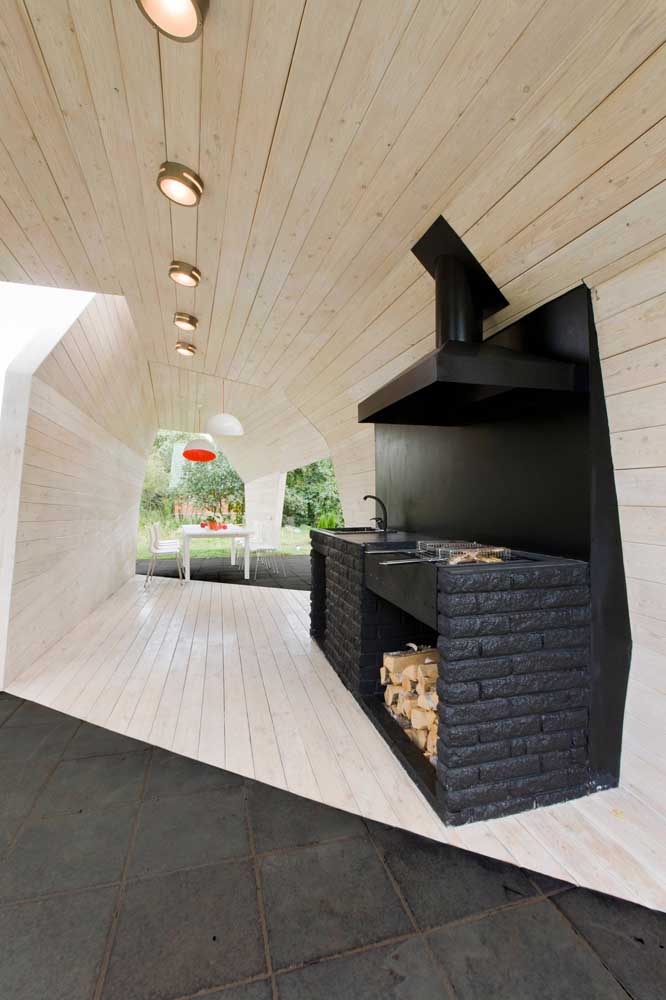 Modern space with black painted brick barbecue, ideal for environments in modern and industrial style