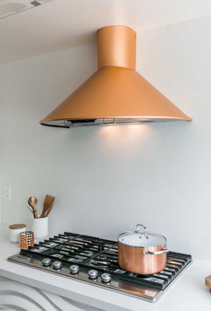 White kitchen with copper accents, perfect combination to highlight the metallic hue