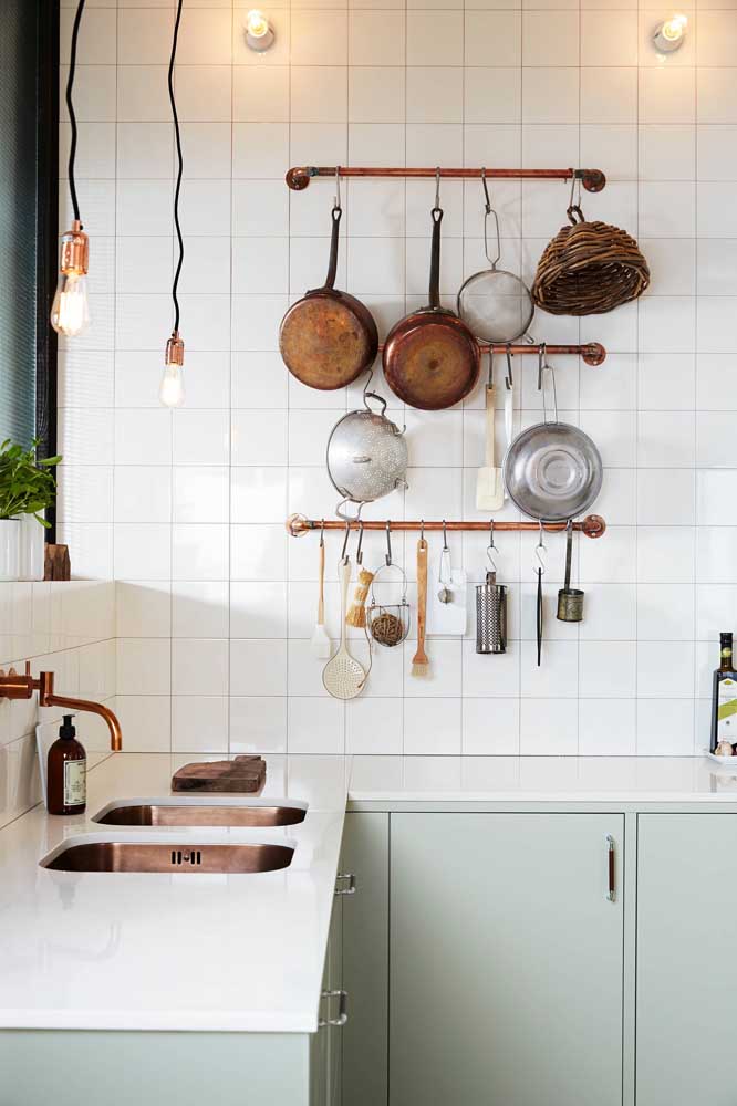 In this kitchen, copper goes into the details of the pendant, sink and faucet, in addition to the support for utensils and the pans themselves