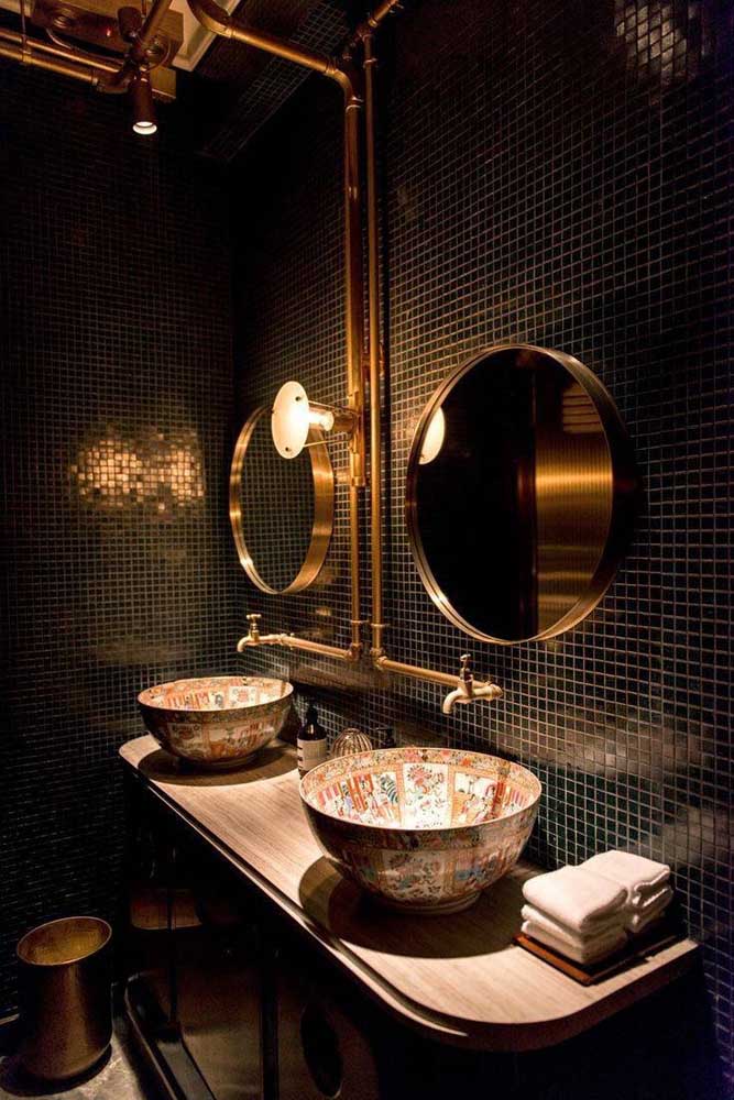 Inspiration of a super modern bathroom with emphasis on copper pieces in the mirror and exposed plumbing