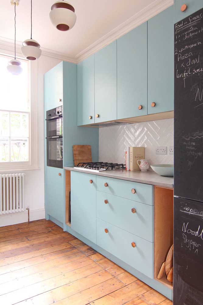 Small details to make a difference: in this kitchen, the handles of the kitchen cabinets are given the copper color