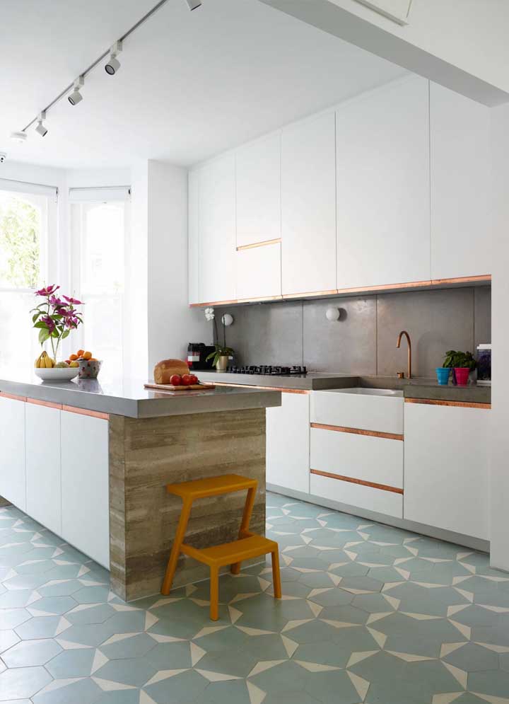 It is possible to observe how copper appears delicately, in small spots, in this white kitchen