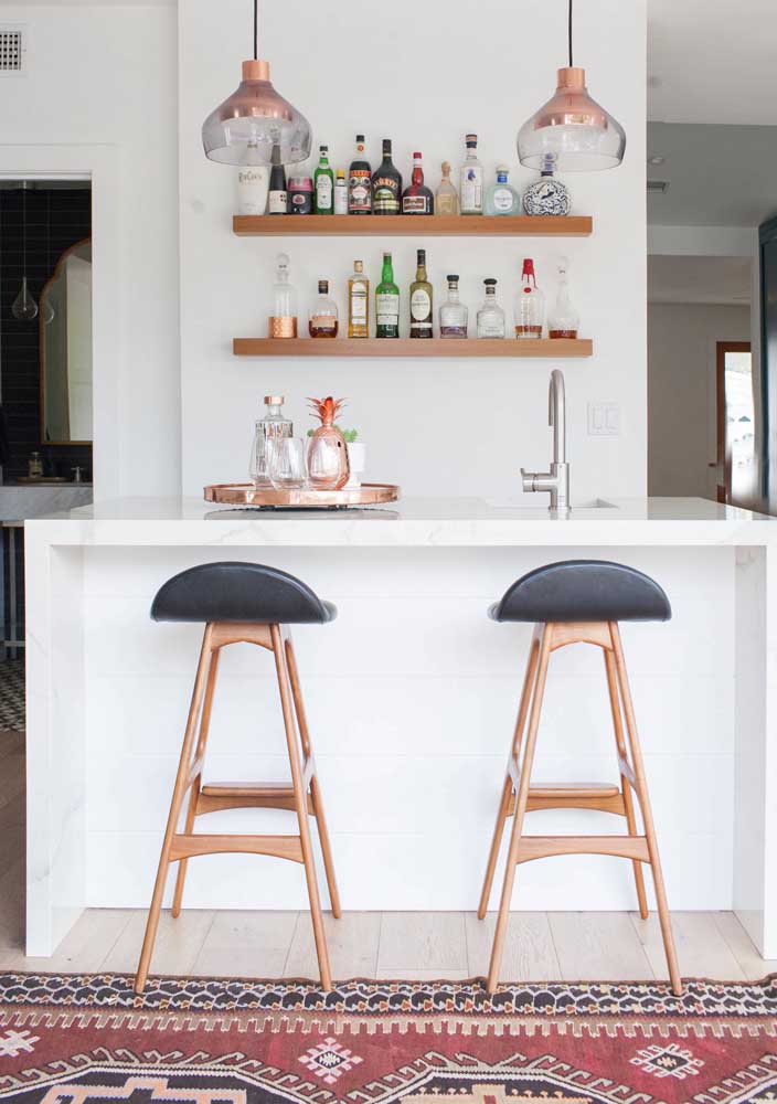 Copper brings life and charm to this small bar in some items and furniture, such as the base of the stools