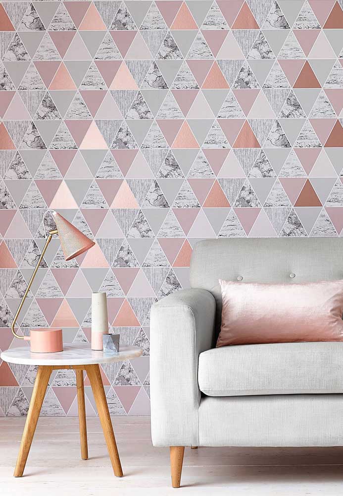 Living room decorated in shades of pink, gray and light wood with emphasis on the copper details on the lamp; notice how all these colors harmonize perfectly