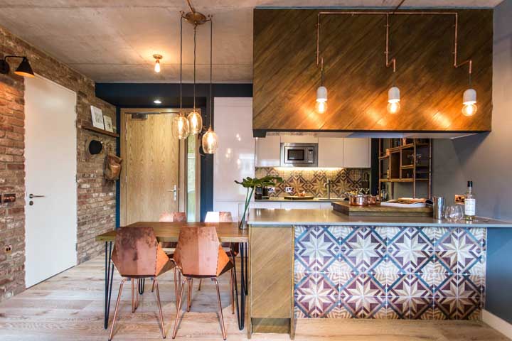 The integrated kitchen gained aged copper chairs opposite the details of the pendants 