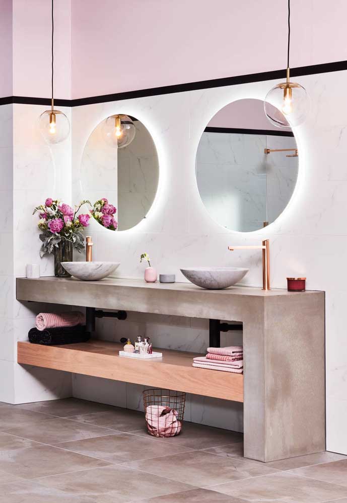 Bathroom with masonry counter and copper details: mix between rustic and delicate