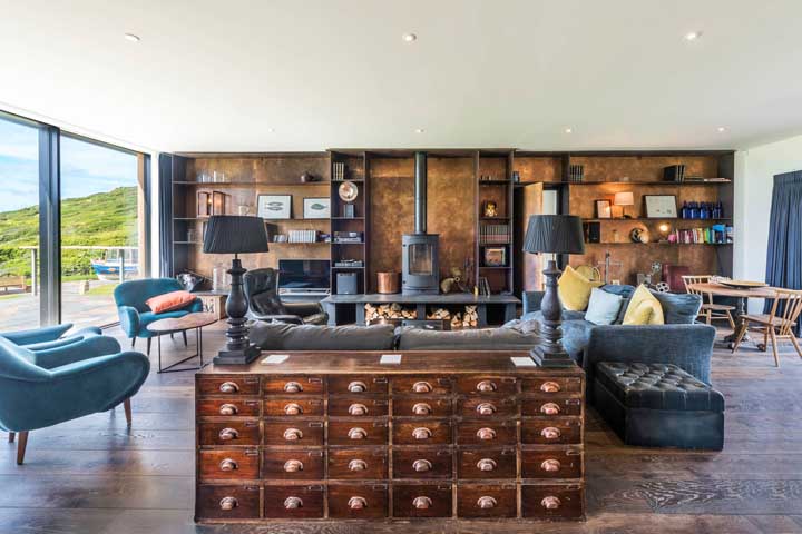 The large, bright room brought the elegance of copper to the cabinet handles and the panel behind the bookcase