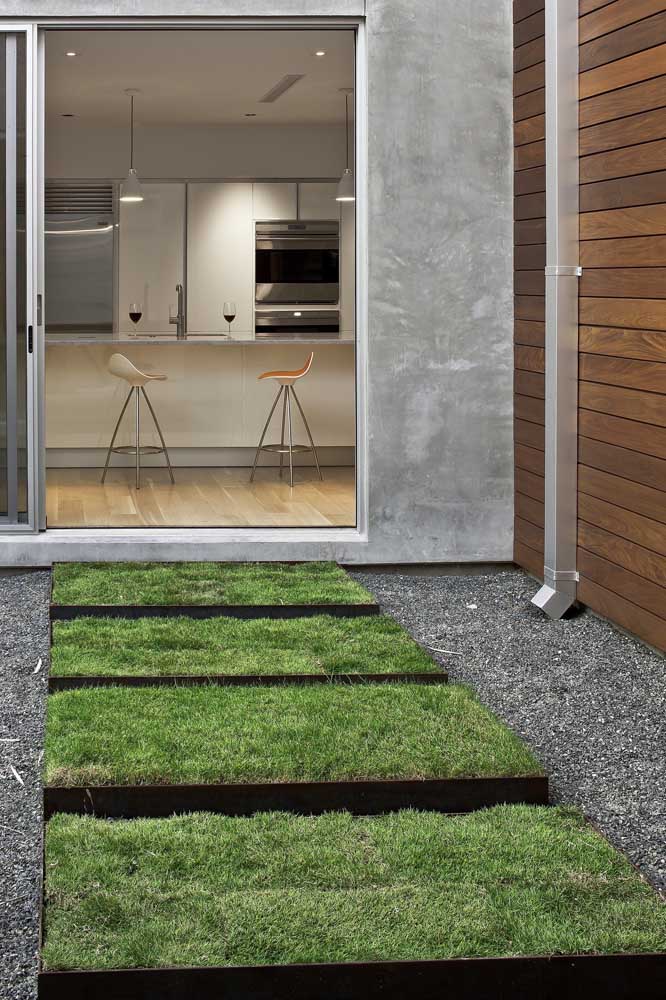 Potato grass squares guarantee access between kitchen and outdoor area