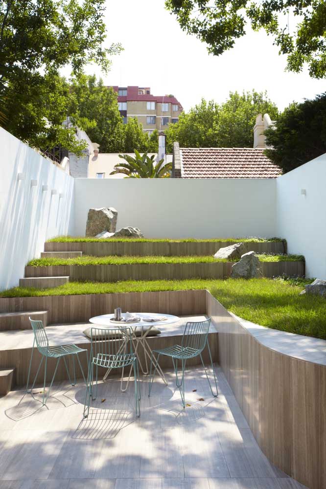 This outdoor area with levels bet on the use of emerald grass to bring color and freshness