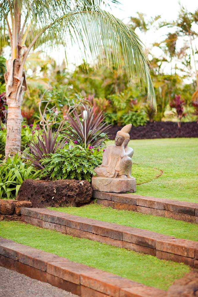 A well-trimmed lawn, like the one in the picture, is an invitation for days of rest and relaxation