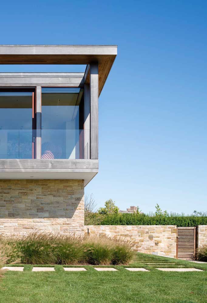 Grass bed reinforces the proposal of an easy maintenance garden