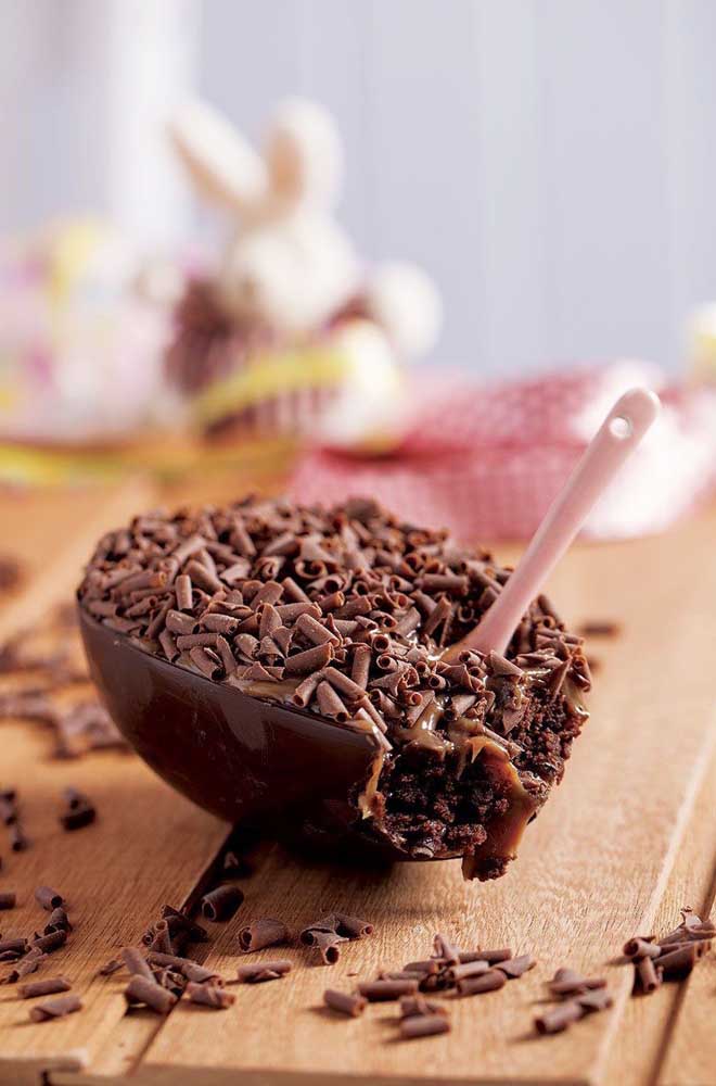 What a delight to have this Easter egg with a brigadeiro filling; to complete a chocolate chip coating