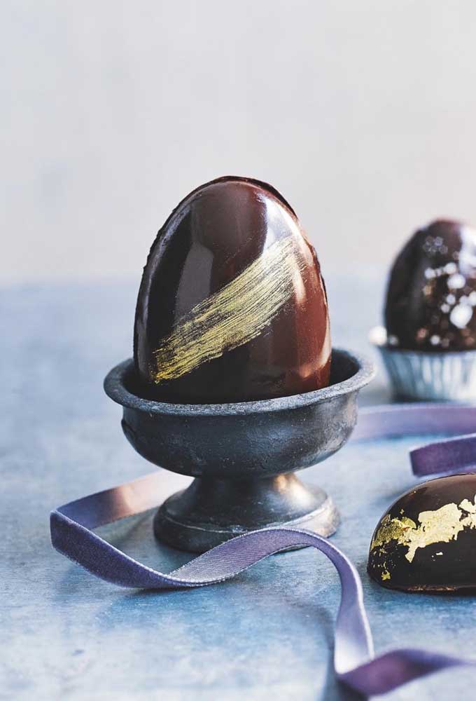 Gourmet Easter egg, highlighting the golden brushstroke in the middle 