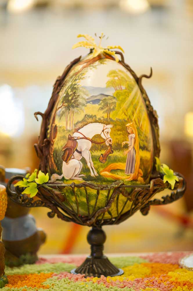 How beautiful this Easter Egg decorated with a super delicate painting by Rapunzel