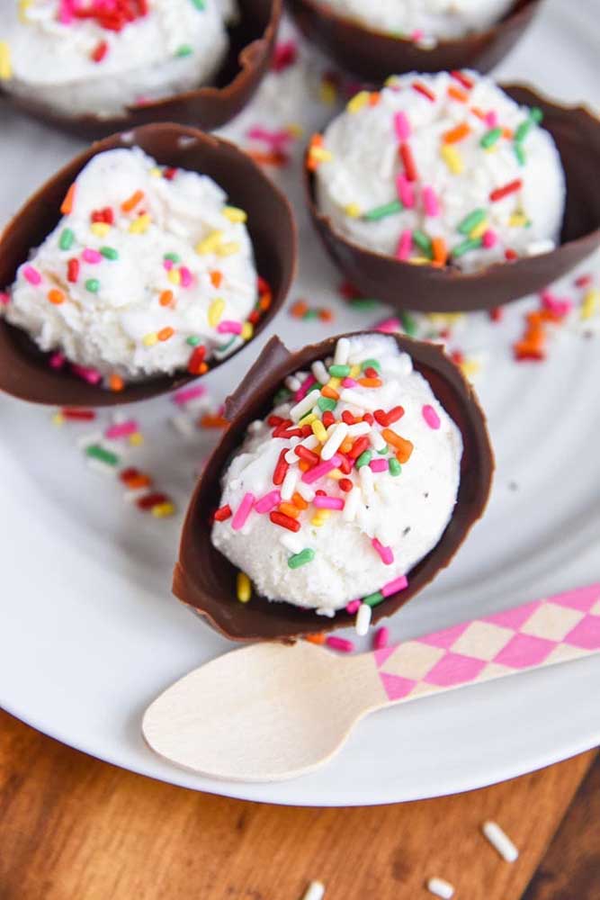 A perfect inspiration for children: small Easter egg shells with marshmallow filling and colorful sprinkles