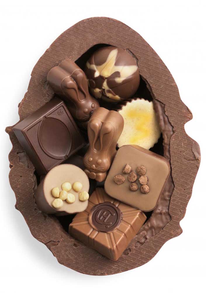 Easter egg with assorted chocolates in white and milk chocolate, with crunchy composition