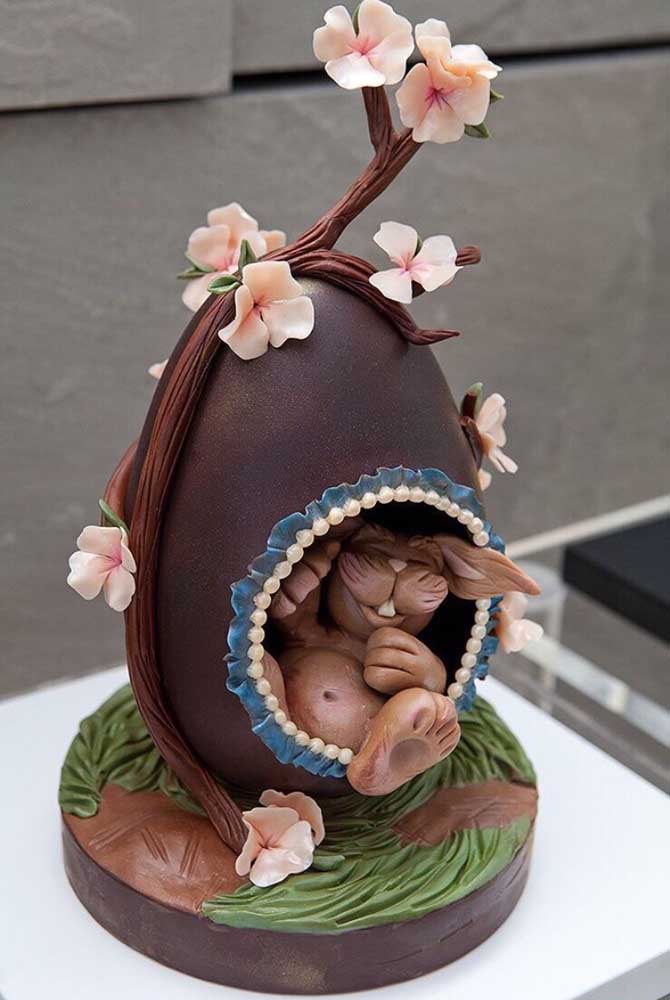 One more Easter Egg for the list of works of art in chocolate; here the “play rabbit” style was achieved with pieces of milk chocolate and sugar flowers