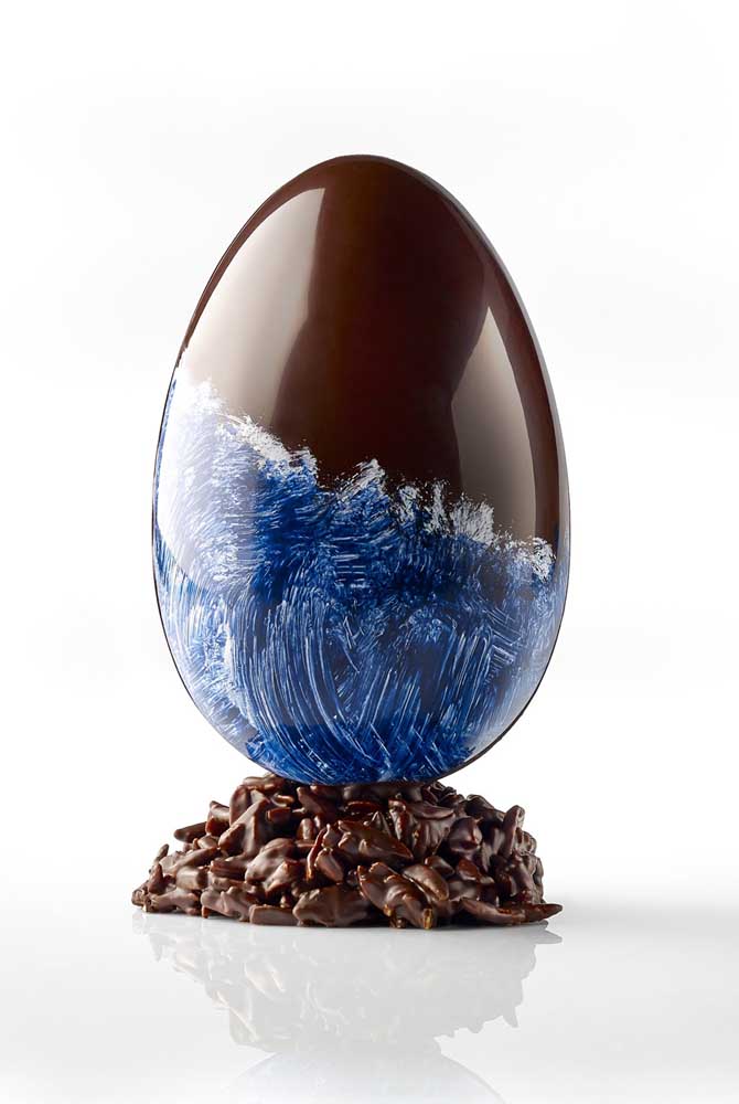 Gourmet Easter egg painted in blue and white tones; you can even decorate the house with it