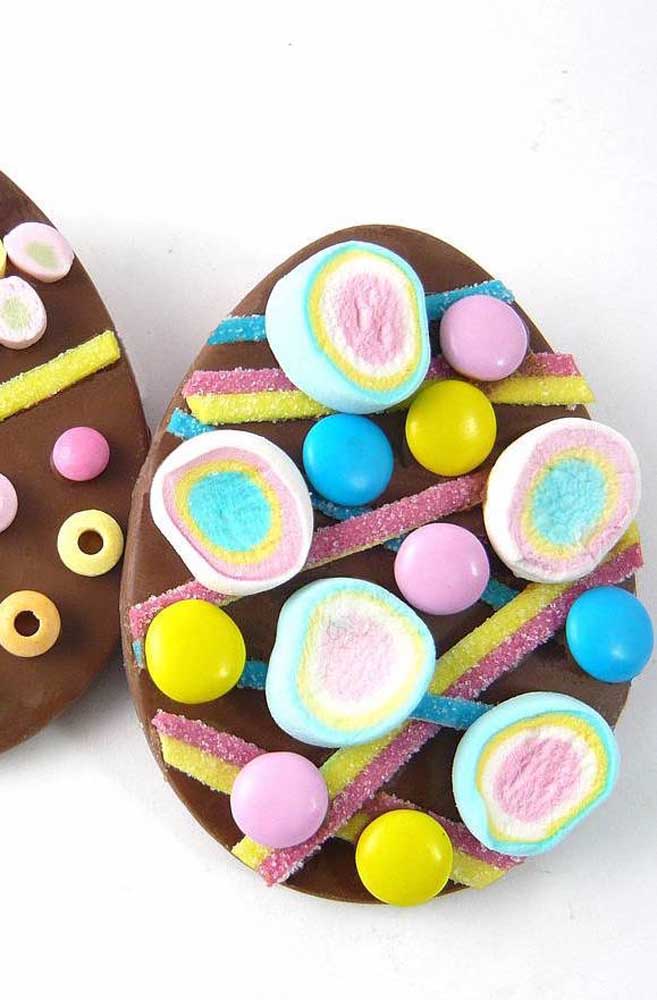 Children will love this Easter Egg filled with chocolate confetti and small marshmallows