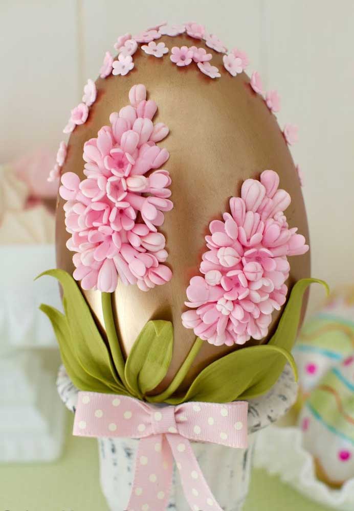 What a beautiful and delicate flower work in the decorated Easter Egg 