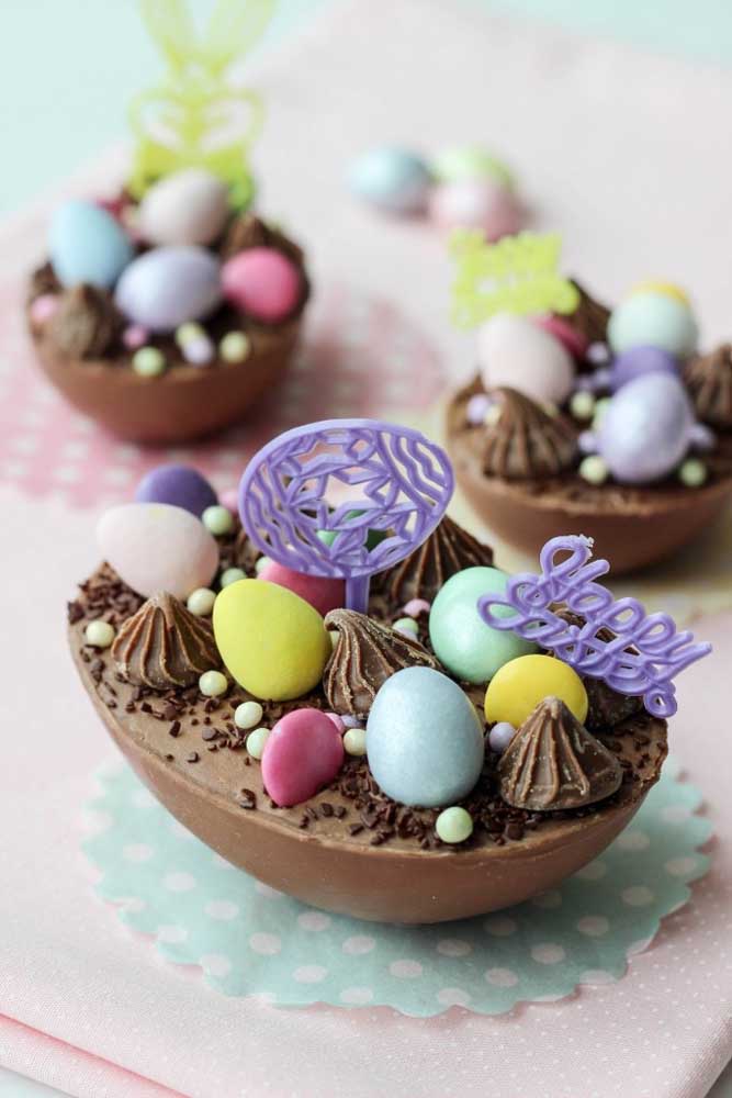 Spoon Easter egg with colorful milk chocolate eggs