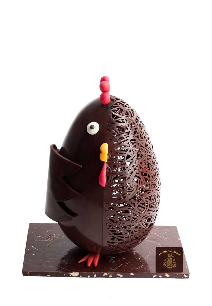 Fun, this Easter egg has the shape of a half chicken on the sides