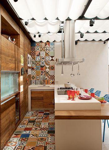 Hydraulic tiles make the air more fun in the kitchen.