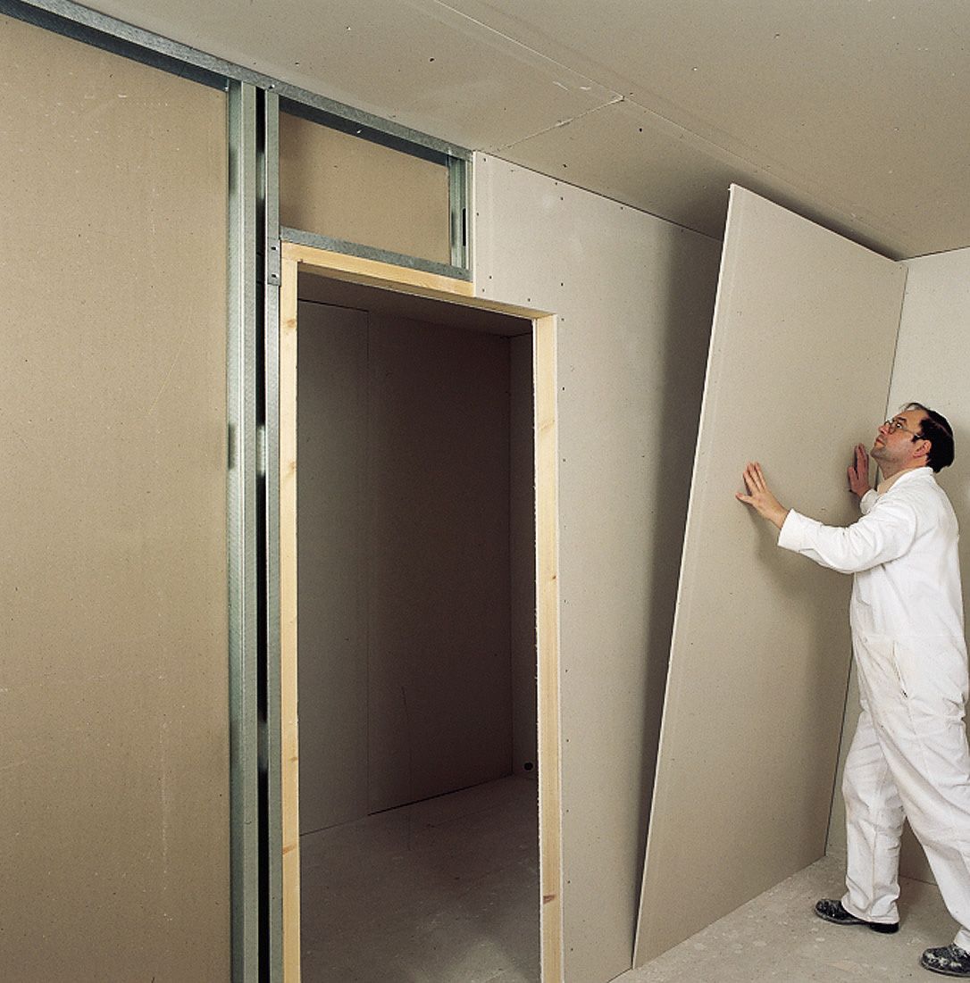 Placing plates and closing the environment in the installation of plaster wall